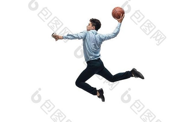 跳男人。办公室衣服玩篮球白色背景专业球员运动员不寻常的商人运动行动球体育运动健康的生活方式创造力