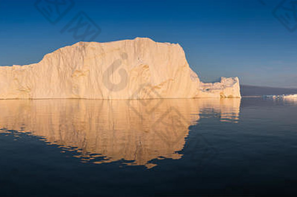 冰山日落自然风景格陵兰岛迪斯科湾西格陵兰岛夏天午夜太阳冰山大蓝色的冰冰峡湾