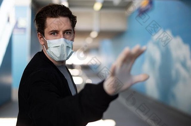 科罗纳病毒爆发时戴着呼吸面罩和橡胶手套的男子的肖像