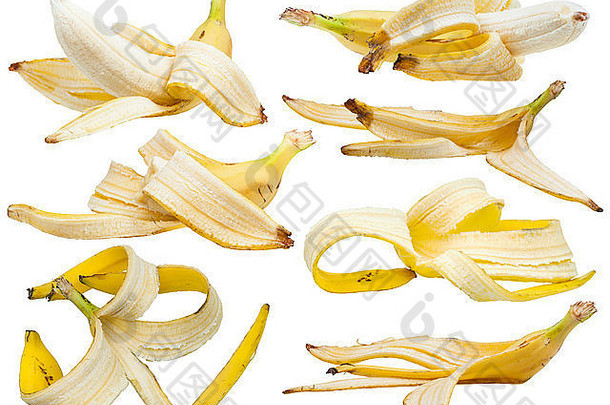 许多剥皮的黄色香蕉和白色背景上分离的香蕉皮