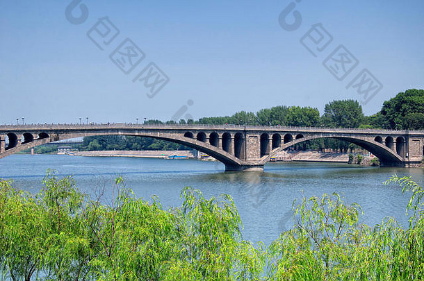 在一个阳光明媚的日子里，中国河南省<strong>洛阳</strong>市的龙门桥横跨沂河。