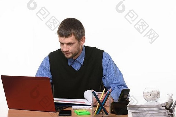 男人看着坐在桌子旁的笔记本电脑显示器