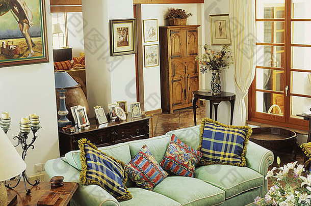 西班牙别墅传统客厅绿色沙发上的图案靠垫