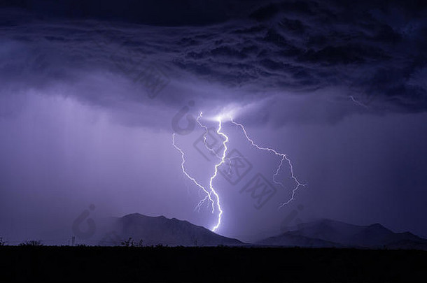 闪电照亮晚上天空螺栓罢工龙骑兵山风暴移动东南部亚利桑那州