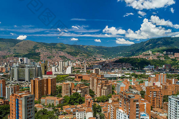 El Poblado en Medellin市到处都是各种大小的建筑，从阿布尔山谷到群山，唯一的景观是。。。百万瓦的建筑物