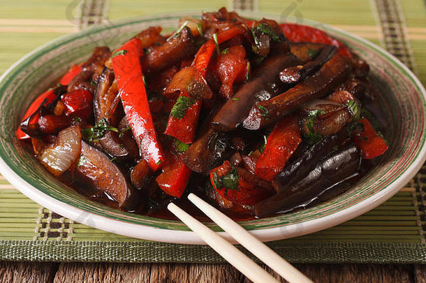 在盘子上放上韩式特写的茄子和其他蔬菜沙拉。水平的