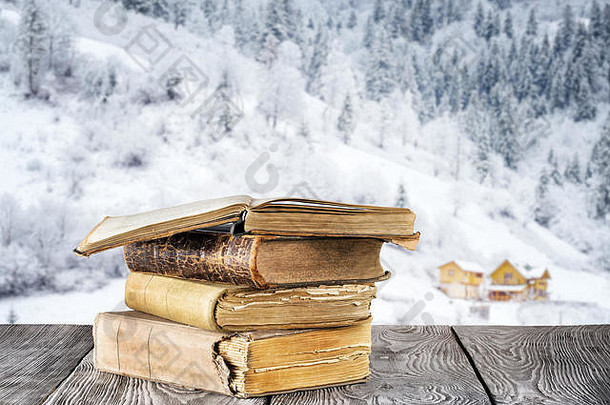在博基冬山的背景下，木桌上摆放着旧书
