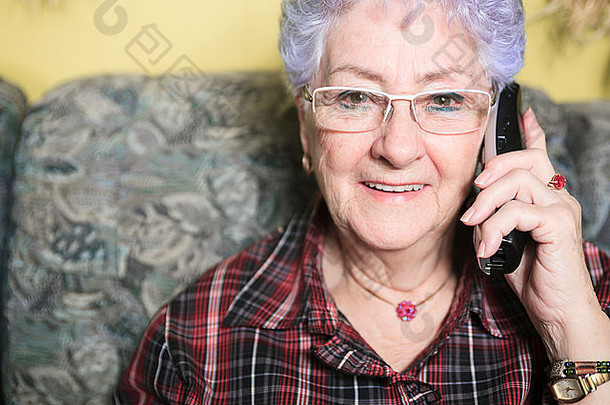 一位快乐的老妇人在家的画像