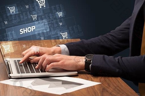 商人在笔记本电脑上工作，有<strong>店铺</strong>铭文，网上购物的概念