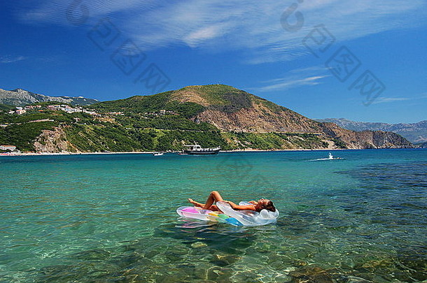 年轻的女孩日光浴亚得里亚海<strong>水</strong>域黑山共和国