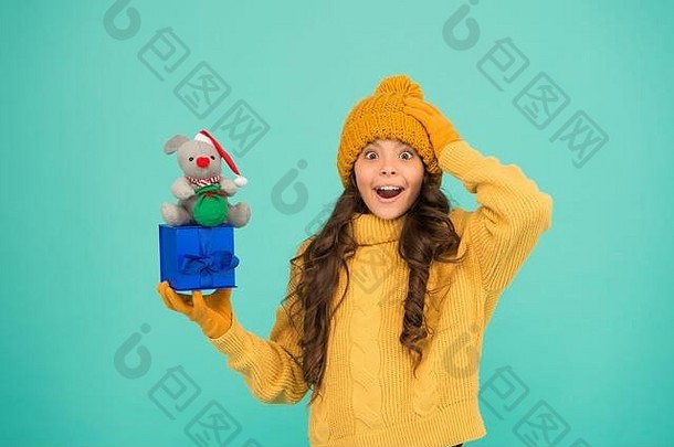 祝好运的礼物。鼠年成功。用礼物安抚。购物小贴士。快乐女孩拿着老鼠玩具和包装好的礼品盒。儿童针织毛衣和帽子玩毛绒玩具。为孩子们购物。2020年快乐。