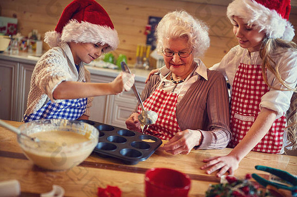 孙子孙女们在家和奶奶一起准备圣诞饼干