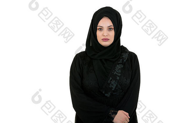 穿着传统阿拉伯服装、戴着头巾的年轻女子