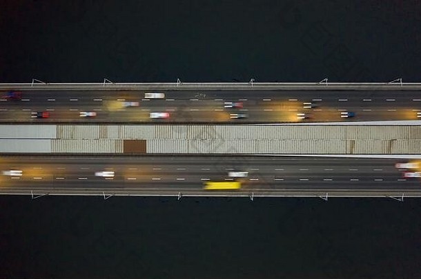 上升的无人机镜头展示了壮观的高架公路、桥梁和交通