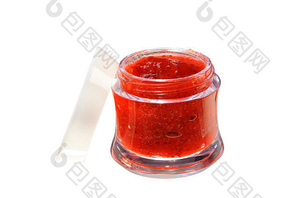 草莓面霜面膜的玻璃罐隔离在白色表面