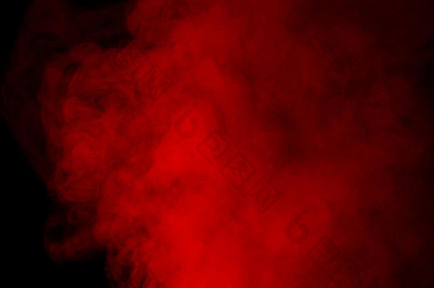 黑色背景上的红色水蒸气。纹理设计元素。抽象艺术。蒸汽加湿器。微距镜头。