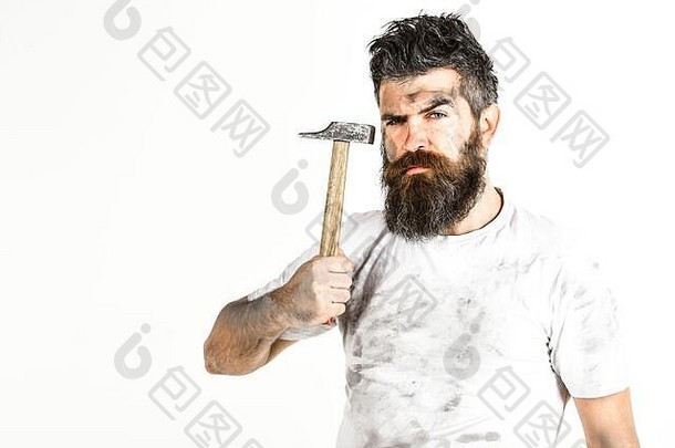 有胡子的工人男人。长胡子残酷的高加索人赶时髦的人胡子持有锤脸孤立的白色背景复制空间