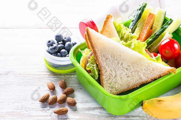 午餐盒子三明治蔬菜香蕉水坚果问