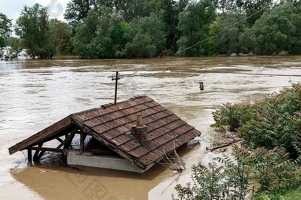 洪水水溢出房子天气飓风灾难概念