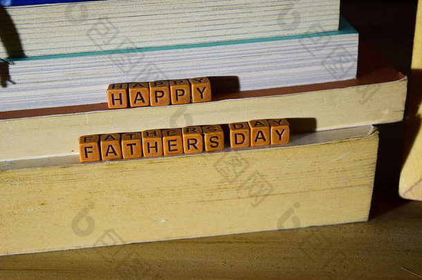 快乐父亲的一天概念庆祝单词写木块