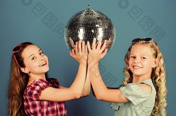 假期庆祝活动娱乐概念姐妹朋友迪斯科球让开始聚会，派对快乐的孩子们持有迪斯科球迪斯科舞蹈复古的音乐镜子反映灯迪斯科大气