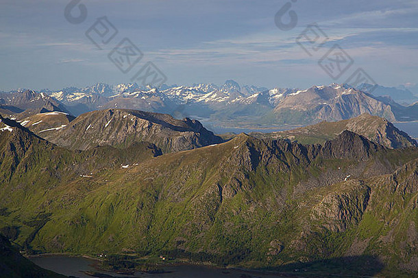 全景视图最高的山山峰罗弗敦群岛岛屿挪威贾斯塔丁登