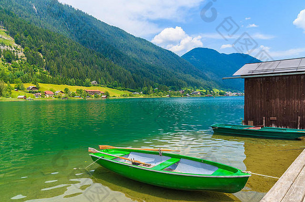奥地利阿尔卑斯山夏季风景区美丽的魏森湖岸边的绿色旅游船