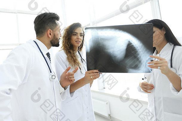 医务人员在看病人的x光片