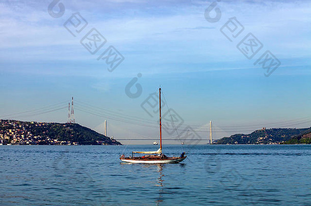 小白色航行船锚定马尔马拉海横跨博斯普鲁斯海峡亚武兹苏丹亚历克斯桥萨海岸伊斯坦布尔火鸡