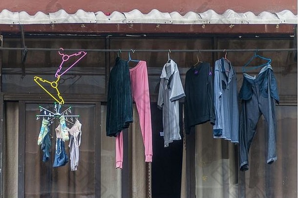 重庆中国市中心特写镜头色彩斑斓的洗衣挂干阳台公寓
