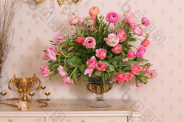 在美丽的花瓶里放着一束玫瑰花的静物画