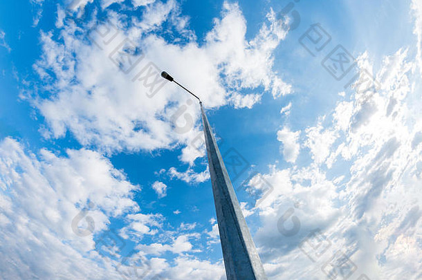 低角视图金属街灯多云的蓝色的天空