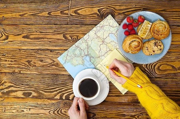 光早餐新鲜的糕点咖啡木表格旅游概念旅行博主早餐建筑路线计划杯咖啡