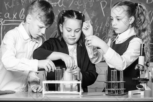 孩子们在学校实验室学习化学。学生们用显微镜做生物实验。儿童节。化学回到学校。孩子们在学校上课。自信的药剂师。