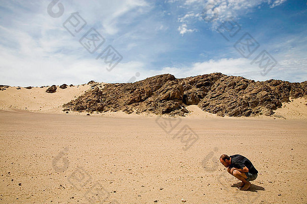 身份不明的男人。搜索沙子钻石被禁止的钻石区域纳米比亚12月