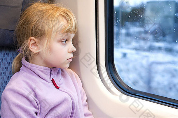 女孩乘客高速度火车窗口