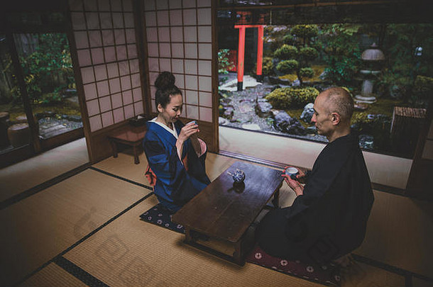老年夫妇在传统日本住宅中的生活时刻