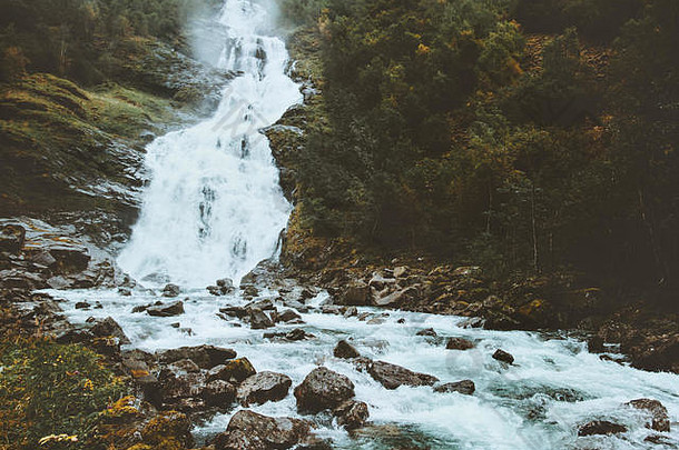 Hjellefossen瀑布和深山森林景观旅行宁静的风景观挪威野生自然清澈的水生态概念