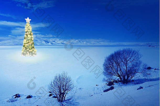 雪景上装饰有彩灯和装饰品的圣诞树概念图