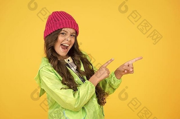 买女孩点手指黄色的背景快乐孩子展示产品产品促销活动产品广告促进产品服务订单享受复制空间