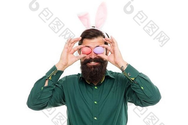 寻找复活节物品。庆祝<strong>春节</strong>。留着胡子、有兔子耳朵和复活节彩蛋的男人。长耳朵抱蛋的时髦人士。文化<strong>习俗</strong>和传统。复活节兔子彩蛋。