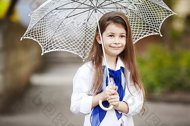 穿着白色套装的蕾丝雨伞的漂亮女孩