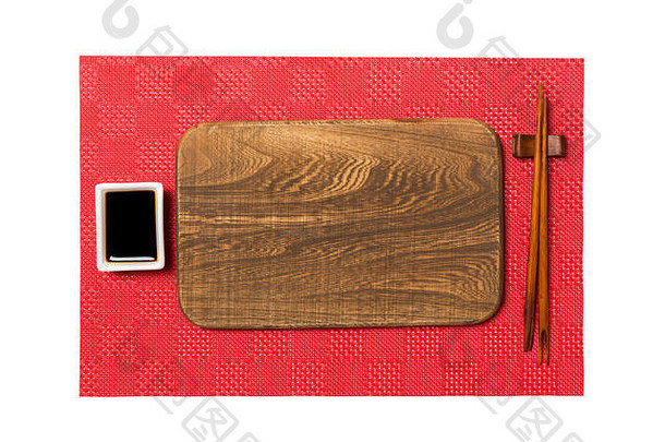 空矩形棕色（的）木板筷子寿司我是酱汁红色的席寿司背景前视图复制空间设计