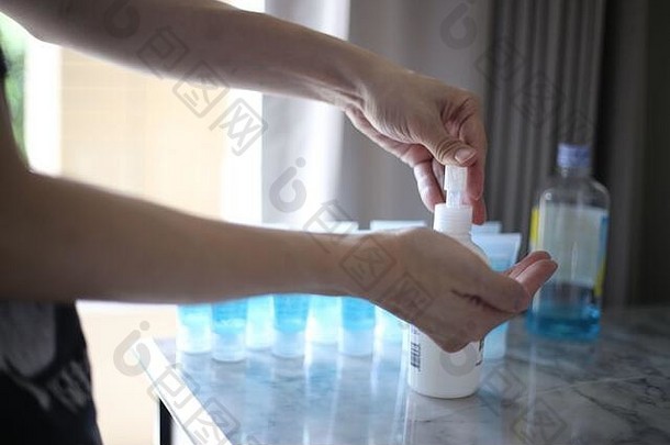 冠状病毒预防。用2019冠状病毒疾病洗手液，用手消毒消毒液，预防和保护感染鼠疫病毒。