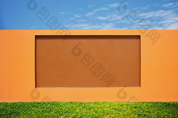 美丽的橙色墙现代水泥栅栏草场蓝色的天空明亮的一天