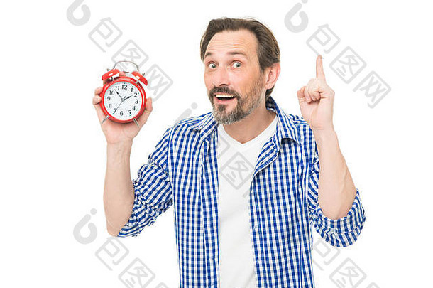 检查时间。计时和时间测量。成熟的计时器，模拟时钟指向上。拿着闹钟的成熟男人。留着胡子的老人，手里拿着机械钟。