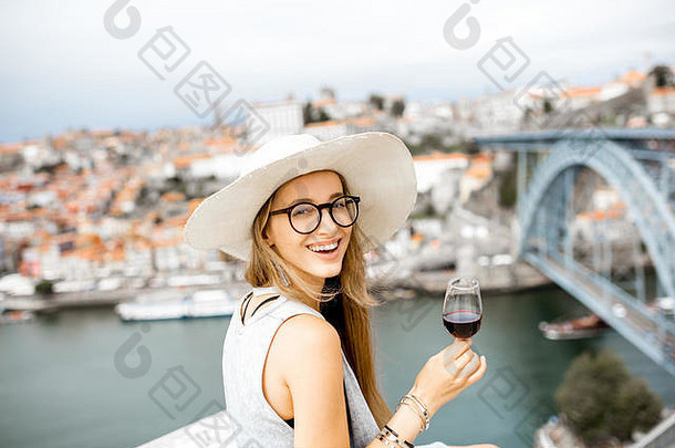 葡萄牙一名女子端着一杯波尔图葡萄酒