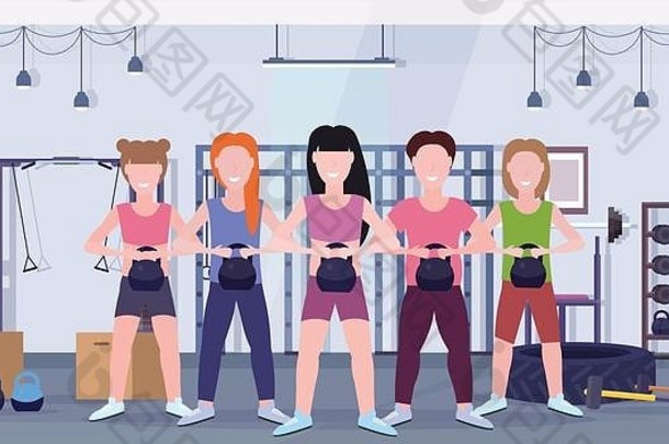 运动人群小组与壶铃女孩一起锻炼，在健身房进行男生训练健身生活方式理念现代健身俱乐部工作室