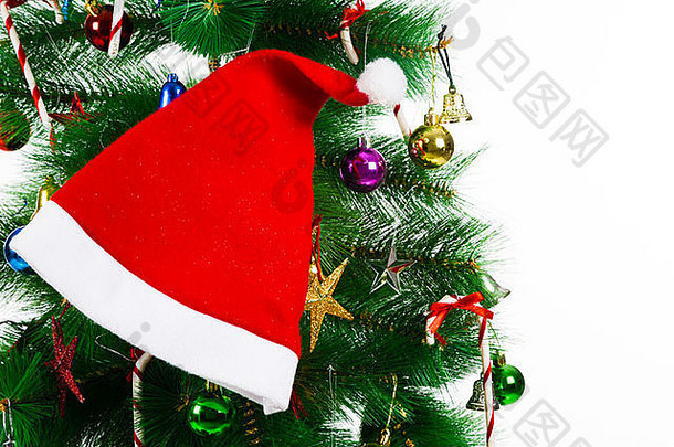 装饰过的圣诞树上圣诞帽的特写镜头