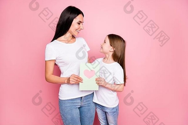 美丽的年轻妈照片小女儿抱着3月8日明信片心脏的感觉拥抱的眼神穿着休闲t恤牛仔裤淡粉色